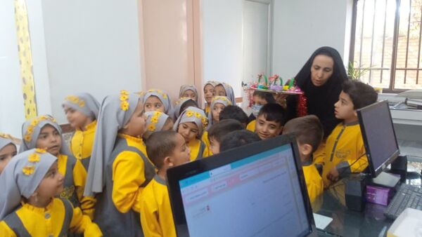 قدردانی از کارکنان خانه‌های بهداشت روستای فدافن در روز پرستار