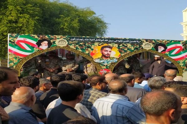 تشییع پیکر شهید شاهرخی‌فر بر دستان مردم شوشتر