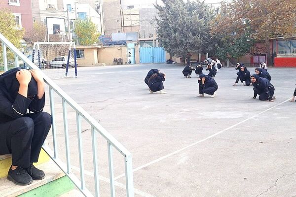 بیست و هفتمین مانور سراسری زلزله و ایمنی در دبیرستان دخترانه فرزانگان شهرقدس با شعار  مدرسه ایمن‌، جامعه تاب آور 