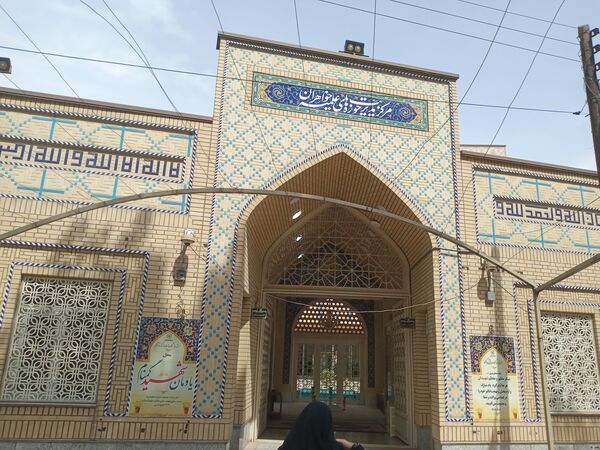 حضور دانش‌آموزان دبیرستان میعاد قم در همایش مرکز مدیریت حوزه علمیه خواهران به مناسبت دهه کرامت