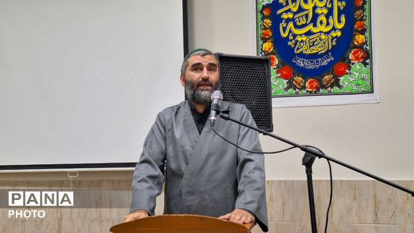 محفل نورانی انس با قرآن کریم به پاسداشت یاد رهبر شهید