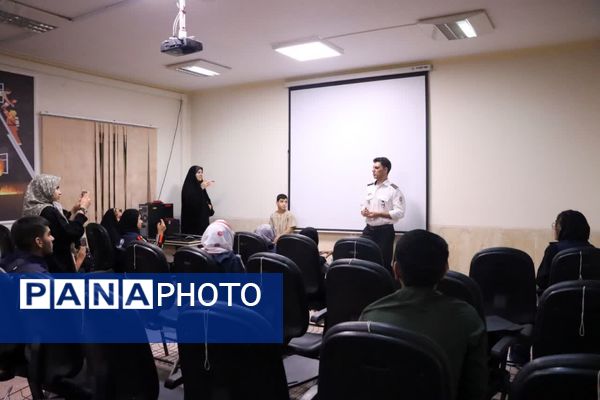 بازدید خبرنگاران پانا ناحیه یک و دو یزد از مرکز شماره ۹ آتشنشانی یزد