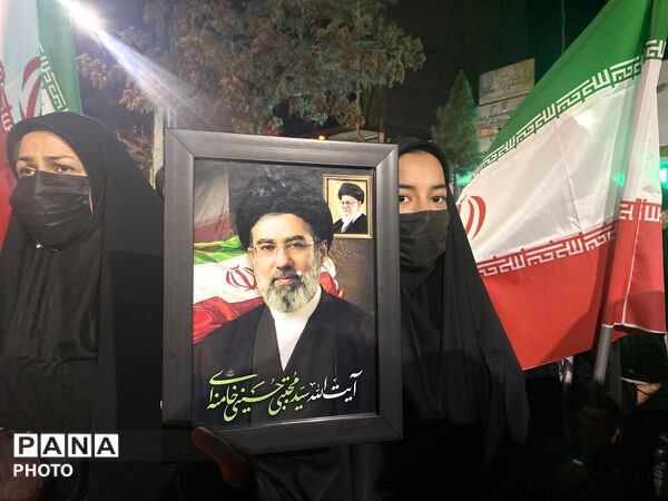  حضور مردم باخرز در آیین دشمن‌سوزی چهارشنبه‌سوری آخر سال