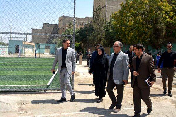 برگزاری آیین افتتاحیه زمین چمن مصنوعی هنرستان صنعت پژوهشان و مدرسه سردار سلیمانی بهارستان ۲