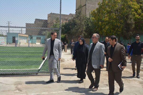 برگزاری آیین افتتاحیه زمین چمن مصنوعی هنرستان صنعت پژوهشان و مدرسه سردار سلیمانی بهارستان ۲