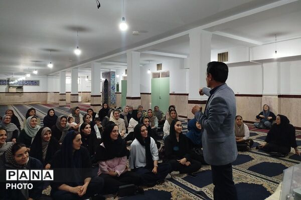 جلسه آموزش خانواده با محوریت فرزندپروری موفق در دبستان معصومیه