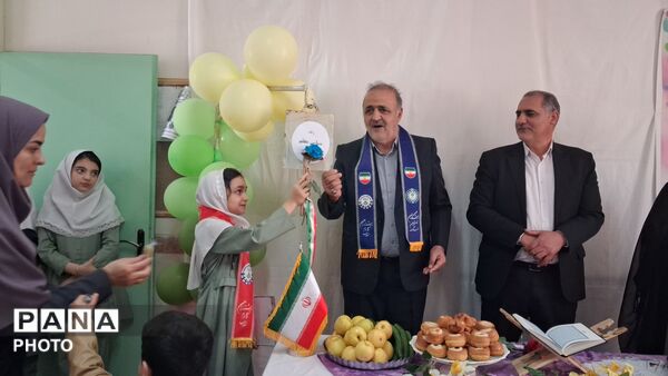 آیین سپاس معلم در مدرسه تمام تشکیلاتی سمیه منطقه مهربان 