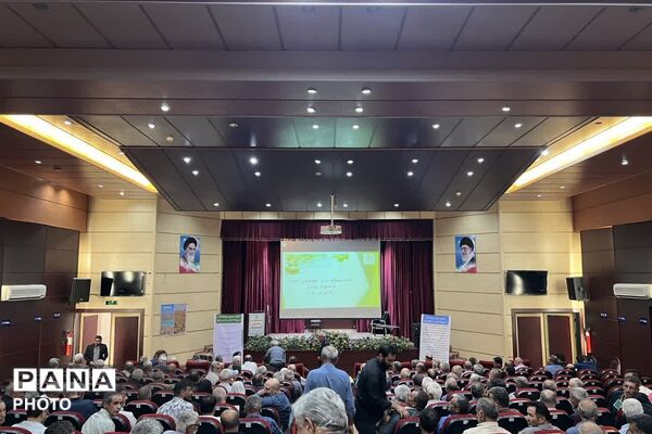  همایش تخصصی باغداران و کشاورزان شهرستان فیروزکوه در سالن شهید آوینی