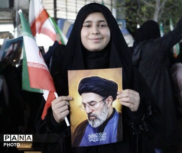 حضور کودکان در میدان قوت قلب رزمندگان اسلام 