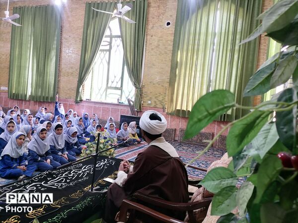 محفل انس با قرآن و اقامه نماز جماعت در سومین روز ماه مبارک رمضان 