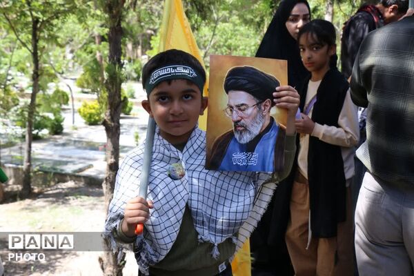 مردم در میدان، پای کار انقلاب اسلامی