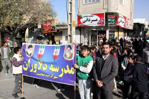 برگزاری راهپیمایی یوم الله ۱۳ آبان با حضور دانش‌آموزان و مسئولین در صفادشت 
