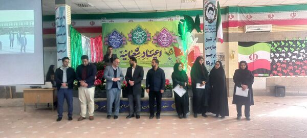 نواختن زنگ انقلاب و گرامیداشت دهه فجر انقلاب اسلامی در دبیرستان شاهد بنت الهدی تویسرکان