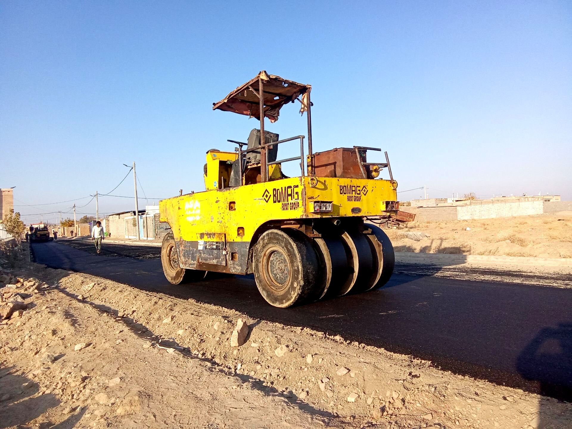 آغاز عملیات آسفالت ریزی در روستای درخت سنجد 