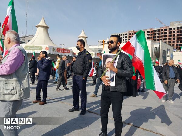 تجمع دانش آموزان و مردم غیور در سوگ رهبر معظم انقلاب در میدان شهدا مشهد مقدس