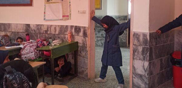 مانور زلزله در مدرسه مهندس رحمانی فرد مشهد
