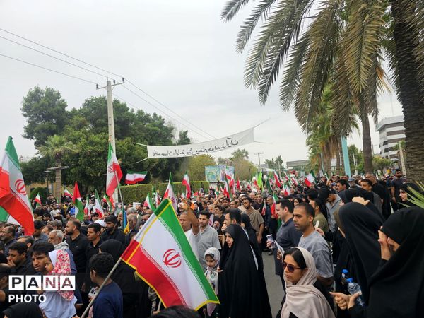 وداع باشکوه بندرعباس با دریابان شهید علیرضا تنگسیری؛ پیکر فرزند دریا بر دستان مردم تشییع شد