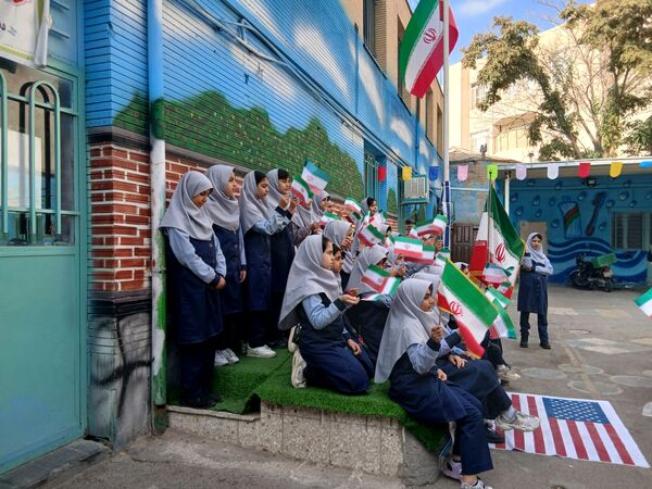 طنین شعارهای انقلابی در دبستان دخترانه میثاق به مناسبت ۱۳ آبان