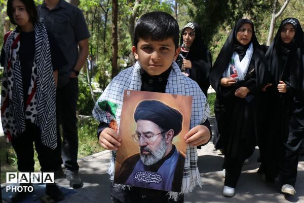 مردم در میدان، پای کار انقلاب اسلامی