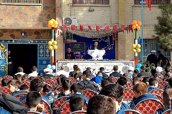 نواختن زنگ بازگشایی مدارس در دبستان علی بن ابیطالب(ع) باقرشهر