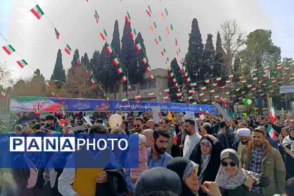 ۲۲ بهمن روز همبستگی و حضور مردم است