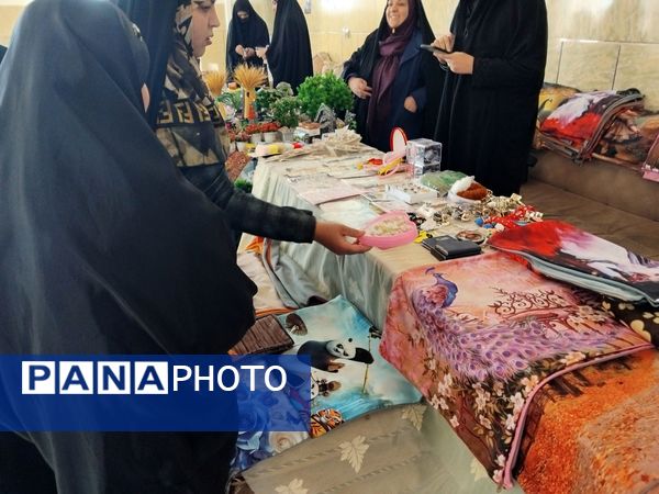 بازارچه‌ هنرهای‌ دستی‌ با رنگ و بوی عید