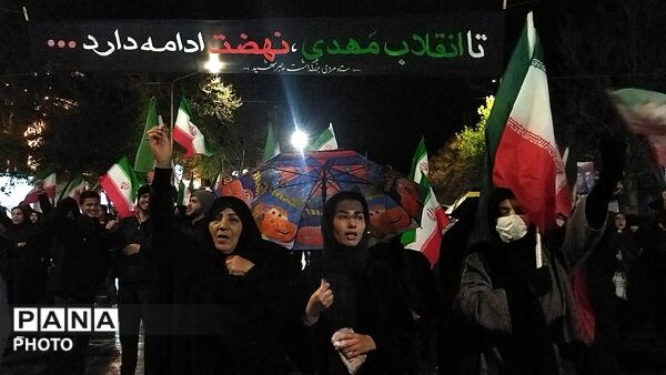 حضور وطن دوستان  نیشابوری زیر باران رحمت در سی و هشتمین شب از اجتماعات مردمی 