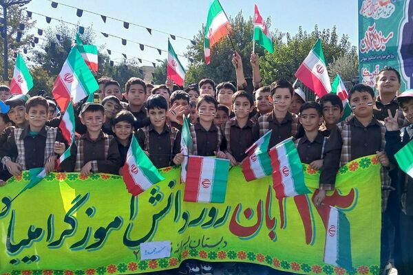 خروش هزاران دانش آموز ورامینی در ۱۳ آبان