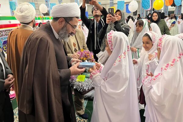 جشن تکلیف دانش‌آموزان دختر اسلام آباد غرب