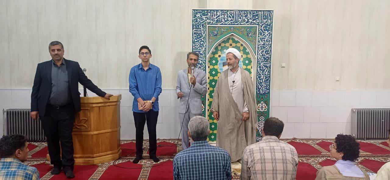 اهدای جایزه معنوی به دانش‌آموز دبیرستان پسرانه شاهد افشار یزد