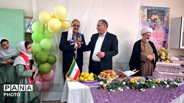 آیین سپاس معلم در مدرسه تمام تشکیلاتی سمیه منطقه مهربان 