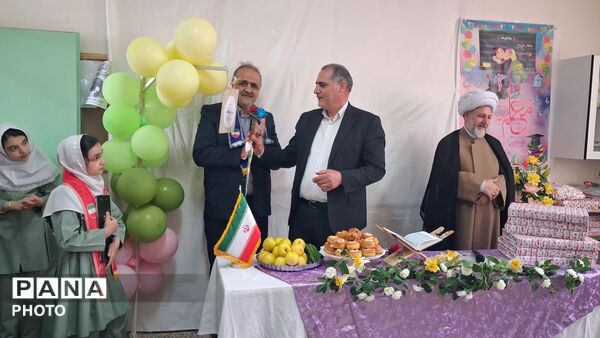 آیین سپاس معلم در مدرسه تمام تشکیلاتی سمیه منطقه مهربان 