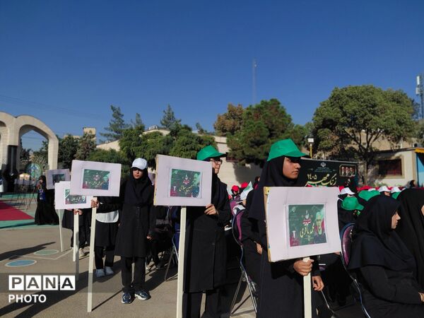 نواختن زنگ مهر در دبیرستان آرمیتا مصلی نژاد