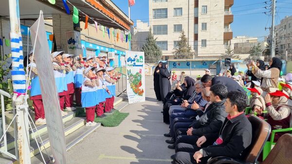 آیین نواختن زنگ هوای پاک در دبستان شریعه افشار‌نژاد ناحیه ۶