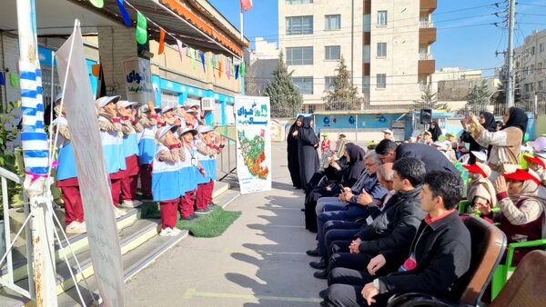 آیین نواختن زنگ هوای پاک در دبستان شریعه افشار‌نژاد ناحیه ۶