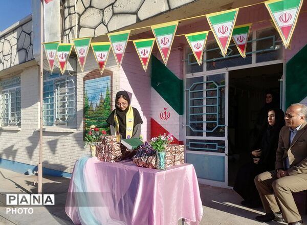 تجلیل از دانش آموزان برتر آموزشی دبیرستان حاج مهدی روحانی خلیل آباد