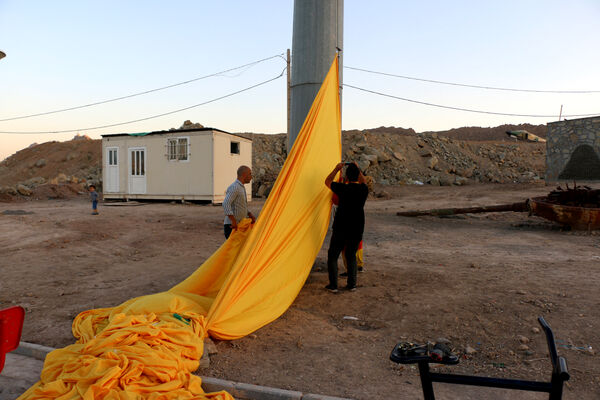 اهتزاز نماد مقاومت بر بالای بلندترین دکل پرچم قم