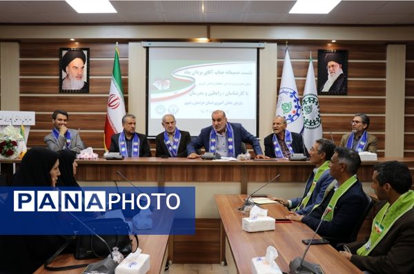 نشست مشاور وزیر با مدرسان سازمان دانش‌آموزی استان خراسان رضوی