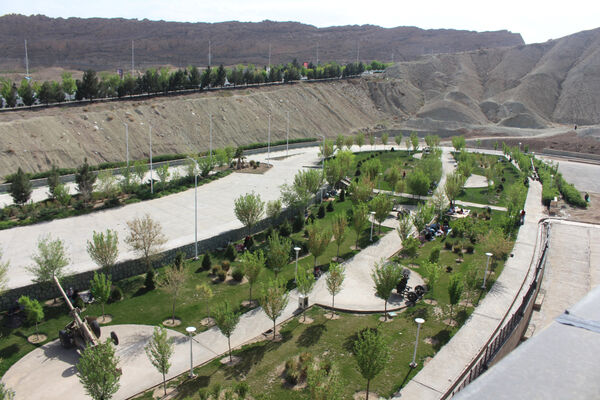 حضور گردشگران روز طبیعت در محوطه باغ‌موزه دفاع مقدس قم