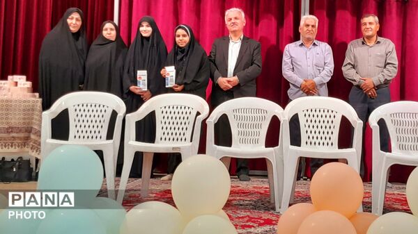 جشن ستارگان و تجلیل از شاگردان برتر آموزشی و فرهنگی دبیرستان شاهد بحرینیان ناحیه۴ 