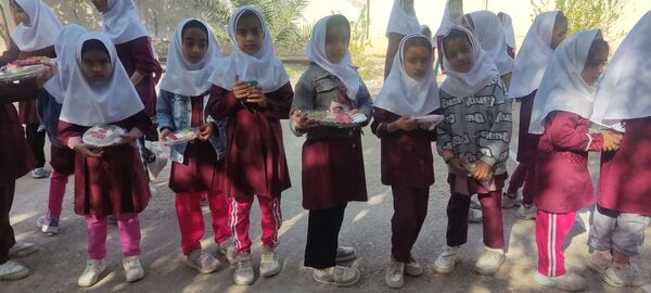 صبحانه نمادین دانش‌آموزان دبستان مولوی فین