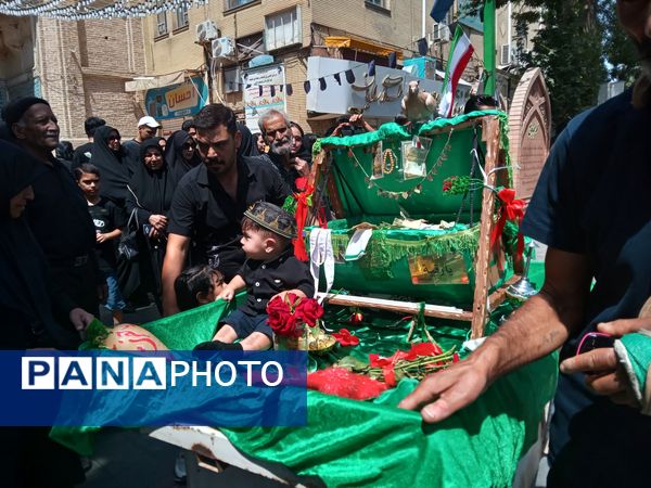 عزاداری ظهر  عاشورا در خیابان‌های شهر نیشابور 