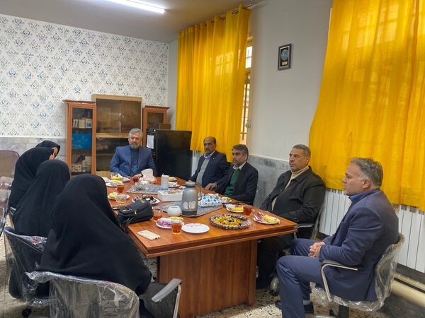 تقدیر از مشاور هنرستان مهدیزاده نیا ناحیه هفت مشهد