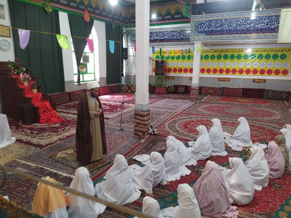 شرکت دانش‌آموزان دبستان حضرت فاطمه(س) در مراسم سالگرد شهدای خدمت