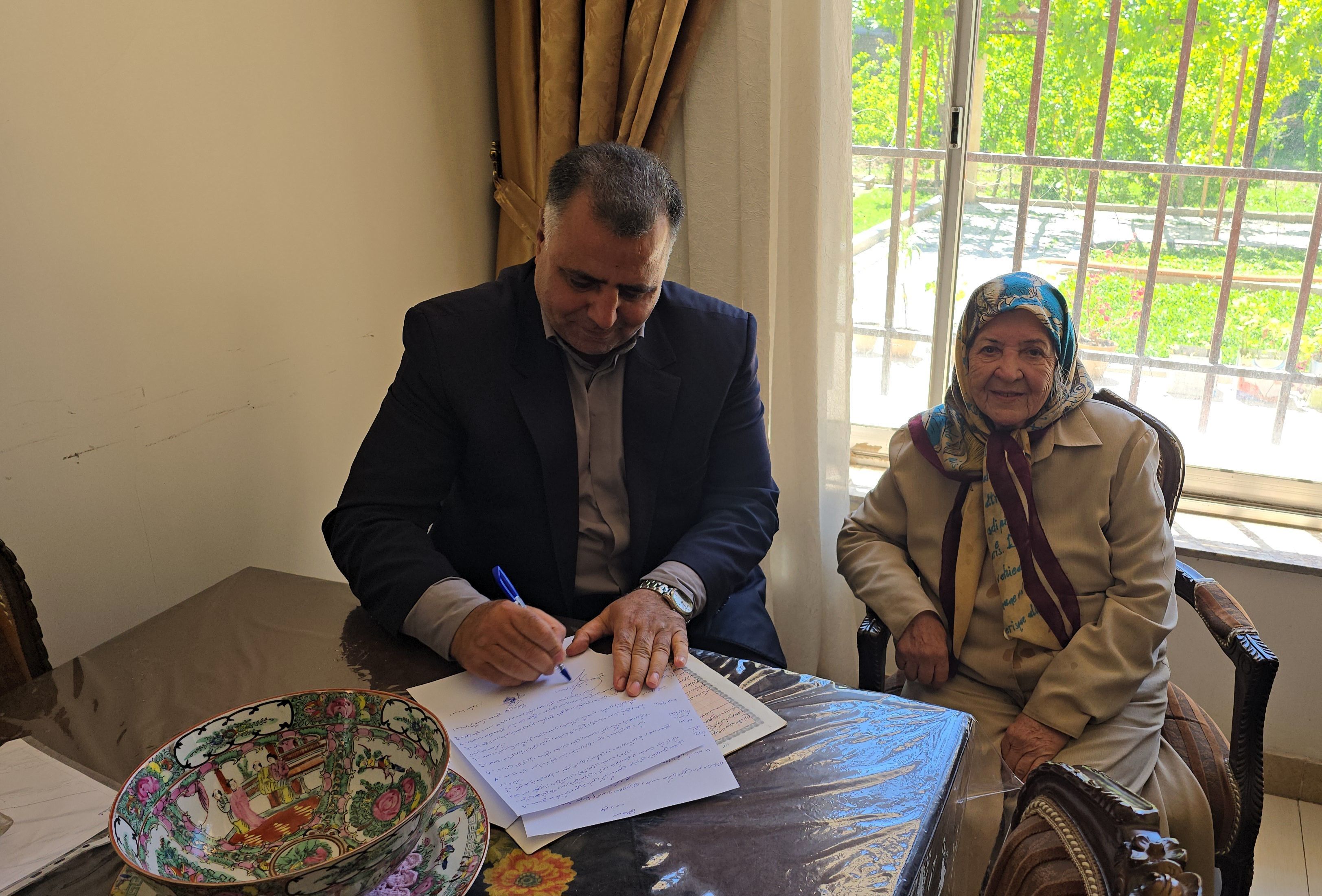 معلم نیشابوری زمینی به ارزش تقریبی ۶۰۰ میلیارد ریال به آموزش و پرورش اهداء کرد