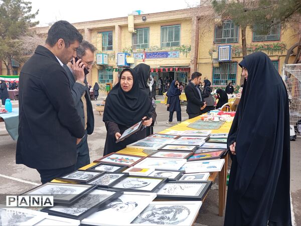 بازارچه کسب و کار دانش آموزی در دبیرستان افشار نژاد ناحیه پنج مشهد