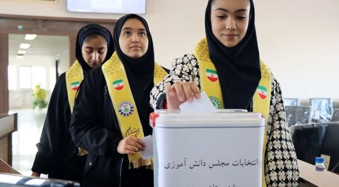 شور و شوق در مجلس دانش آموزی شهرستان بروجن