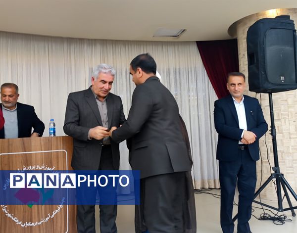 آیین تجلیل ازخادمین مراسم اعتکاف دانش‌آموزی