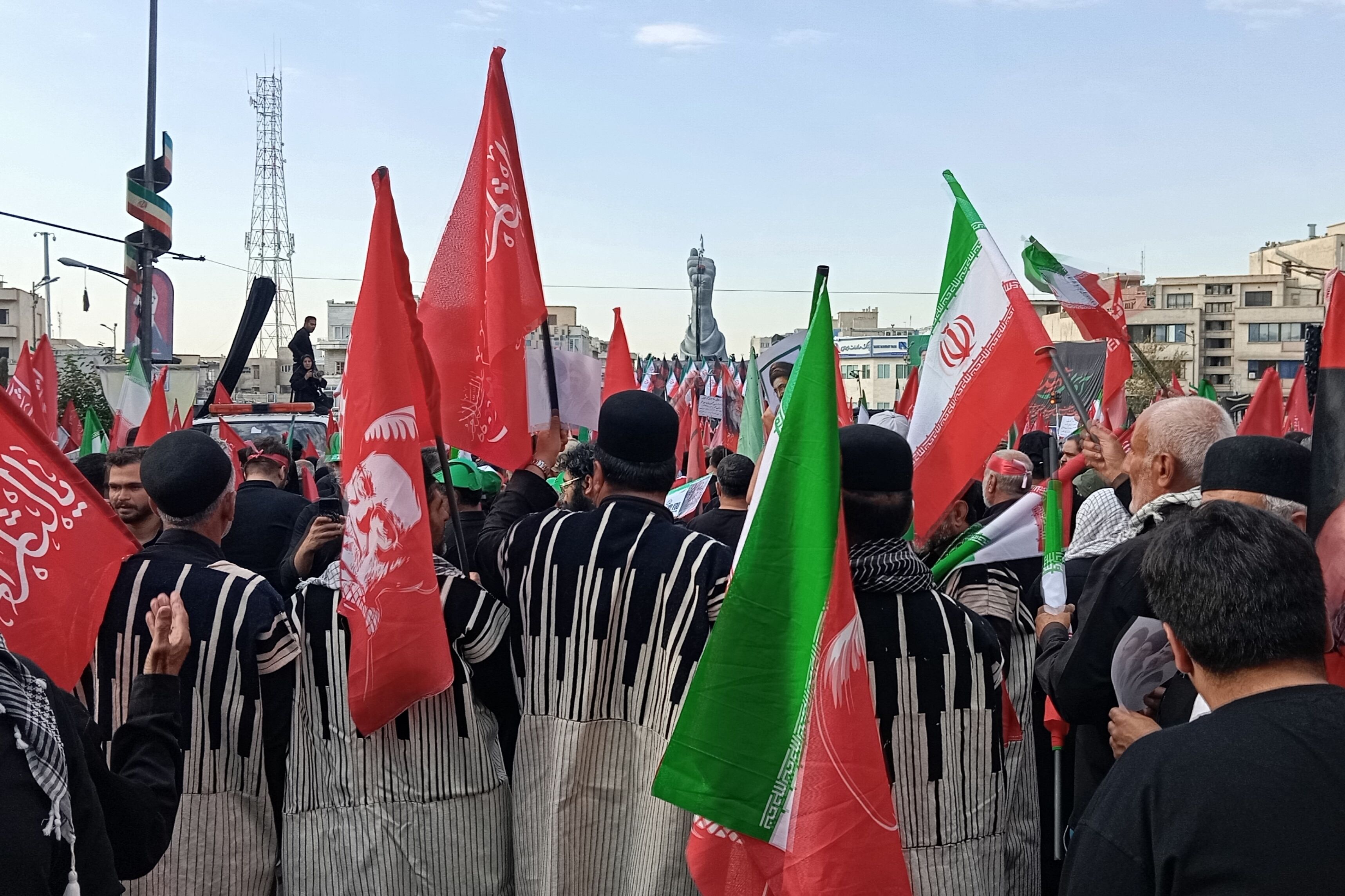 حضور غیور مردان چهارمحال و بختیاری در آیین وداع و تشییع رهبر شهید انقلاب اسلامی ایران
