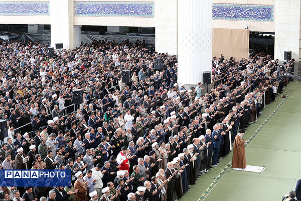 اقامه نماز عید فطر به امامت مقام معظم رهبری